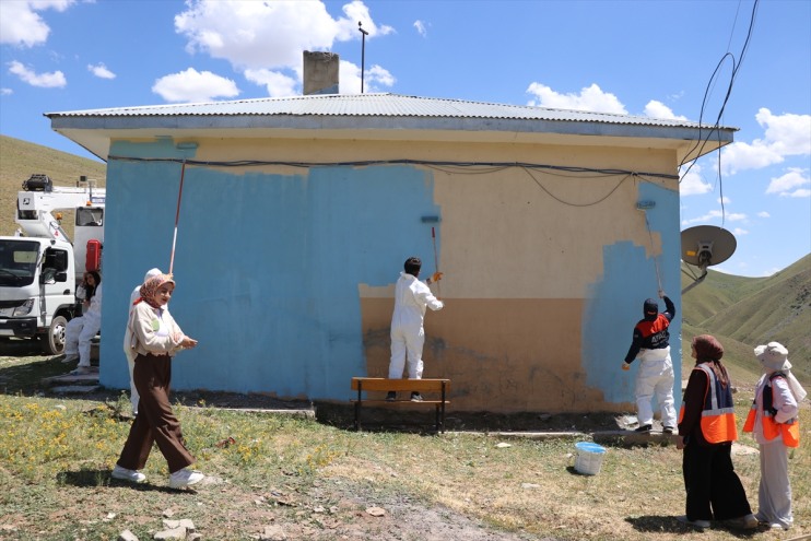 kez kurtaran yeniledi Hayat boya okulunu köy fırçasıyla eller bu 6