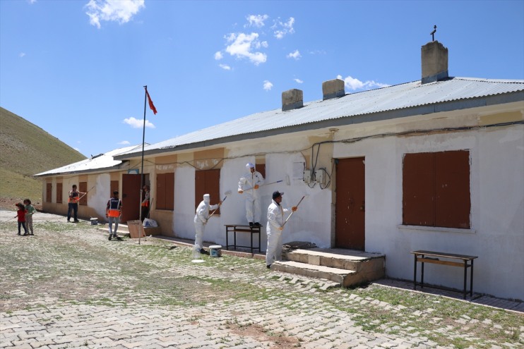 Hayat kurtaran köy kez eller boya yeniledi bu fırçasıyla okulunu 8