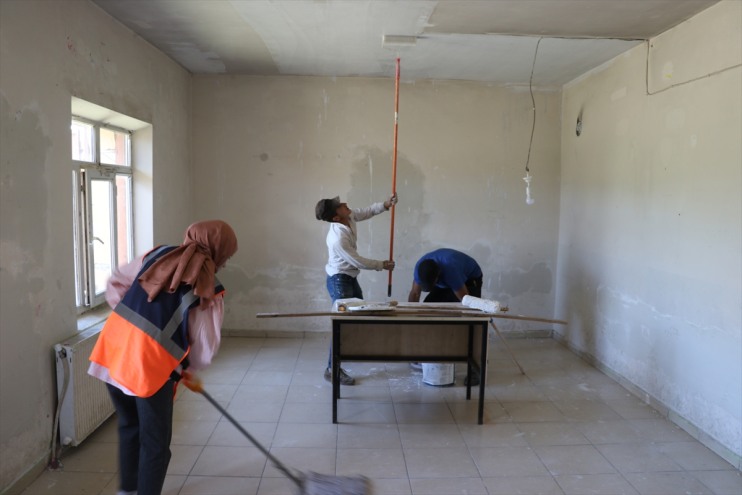 kez kurtaran köy bu Hayat yeniledi boya okulunu fırçasıyla eller 10