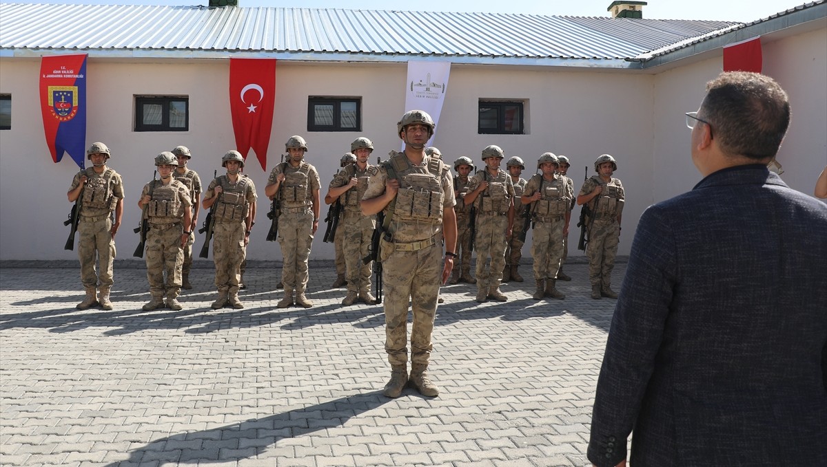 Iğdır Valisi Turan, yenilenen karakolda jandarmayla bir araya geldi