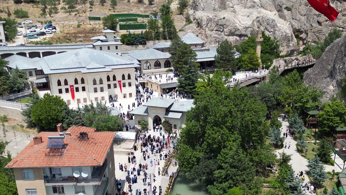 İnan turizminin gözde mekanı Somuncu Baba Külliyesi misafirlerini ağırlıyor