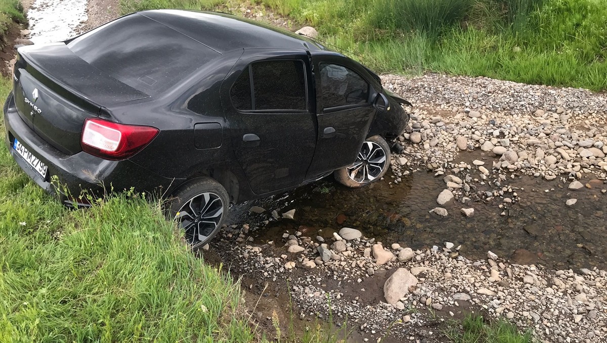 Karlıova'da şarampole devrilen otomobildeki 3 kişi yaralandı