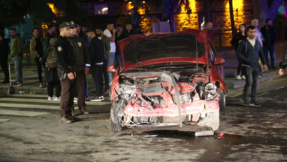 Kars'ta 4 aracın karıştığı zincirleme trafik kazasında 4 kişi yaralandı