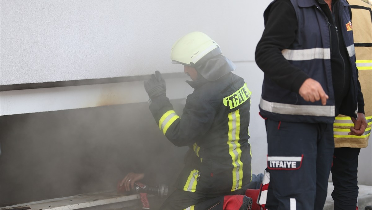 Kars'ta 5 katlı binanın bodrum katında patlama sonrası çıkan yangın söndürüldü