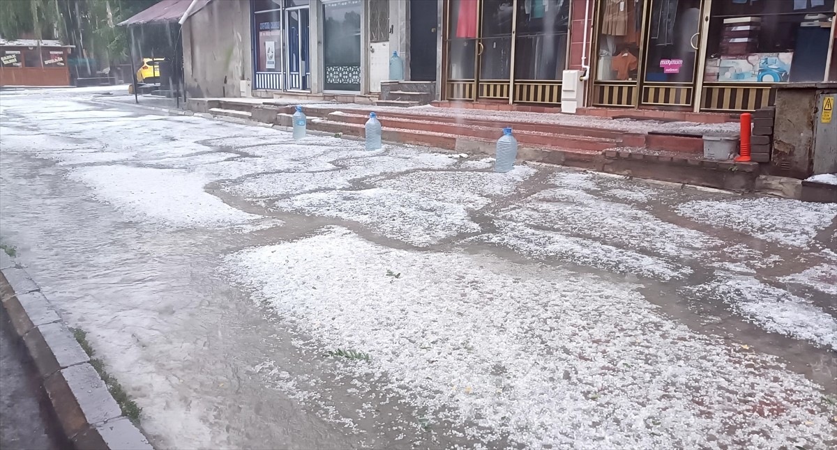 Kars'ta kuvvetli sağanak ve dolu etkili oldu