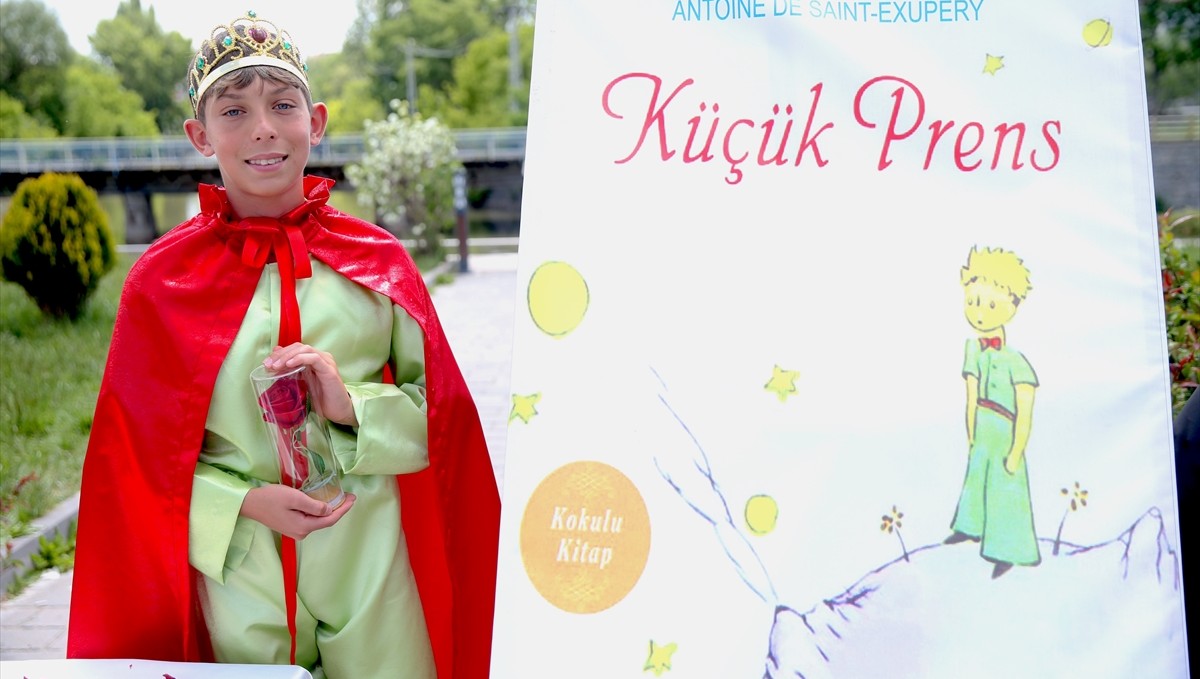 Kars'ta öğrenciler yıl boyu okudukları romanların karakterlerini canlandırdı