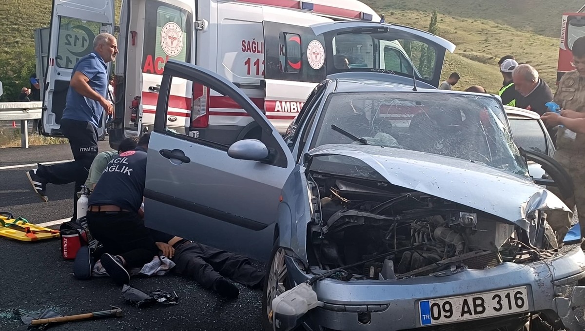 Kars'ta tır ile otomobilin çarpışması sonucu 1 kişi öldü