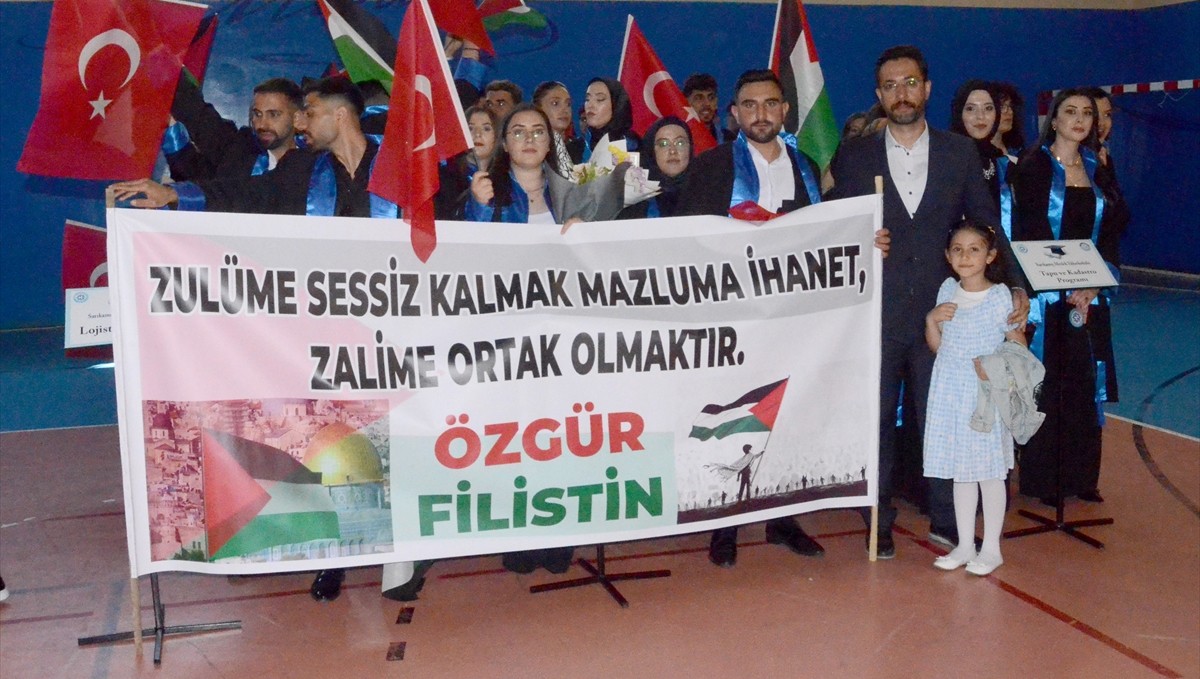 Kars'ta üniversite öğrencileri mezuniyet törenine Türkiye ve Filistin bayraklarıyla geldi