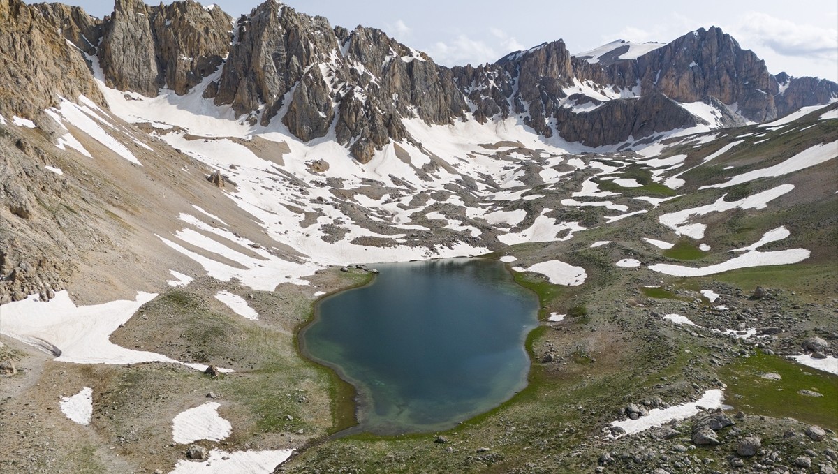 Kış ve ilkbahar manzaraları sunan Merg Yaylası ile Yeşil Göl doğaseverleri ağırlıyor