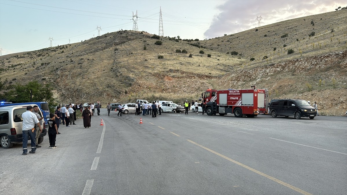 Malatya'da iki otomobilin çarpıştığı kazada 11 kişi yaralandı