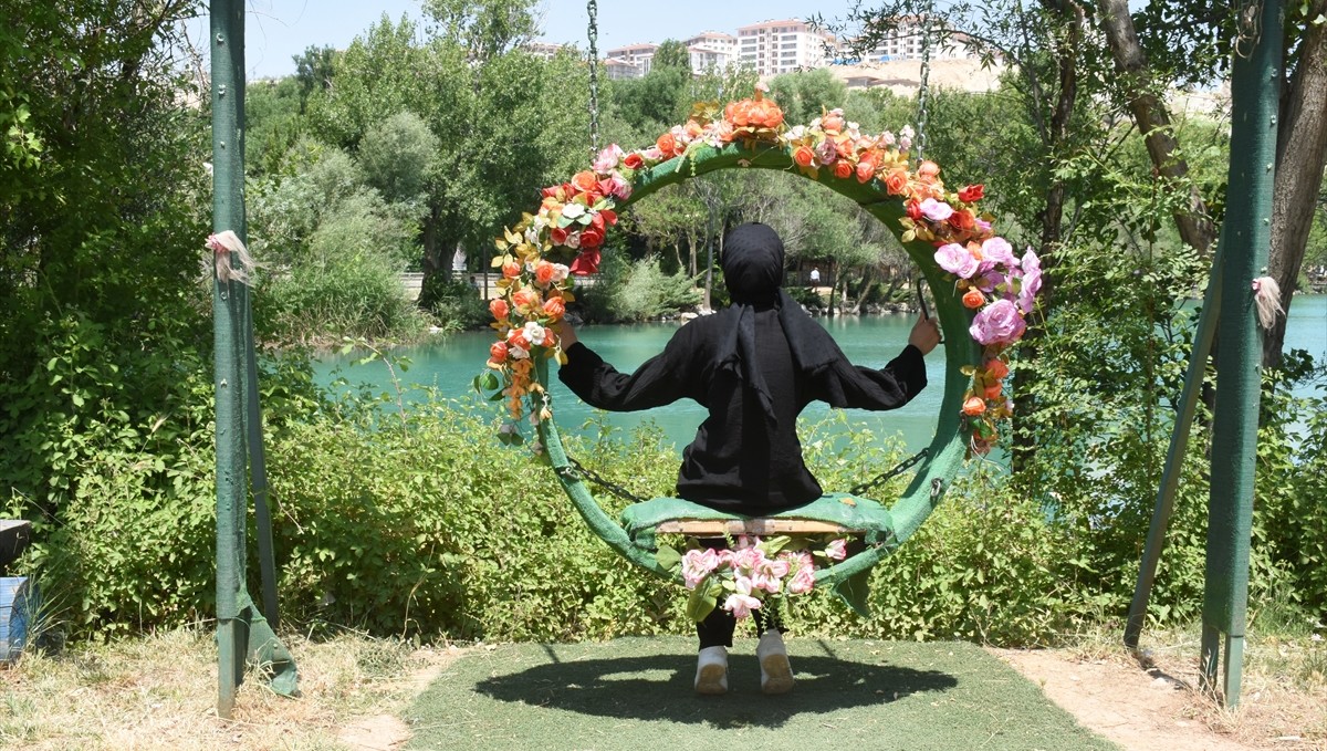 Malatya'da sıcak havadan bunalanlar mesire alanlarında serinledi