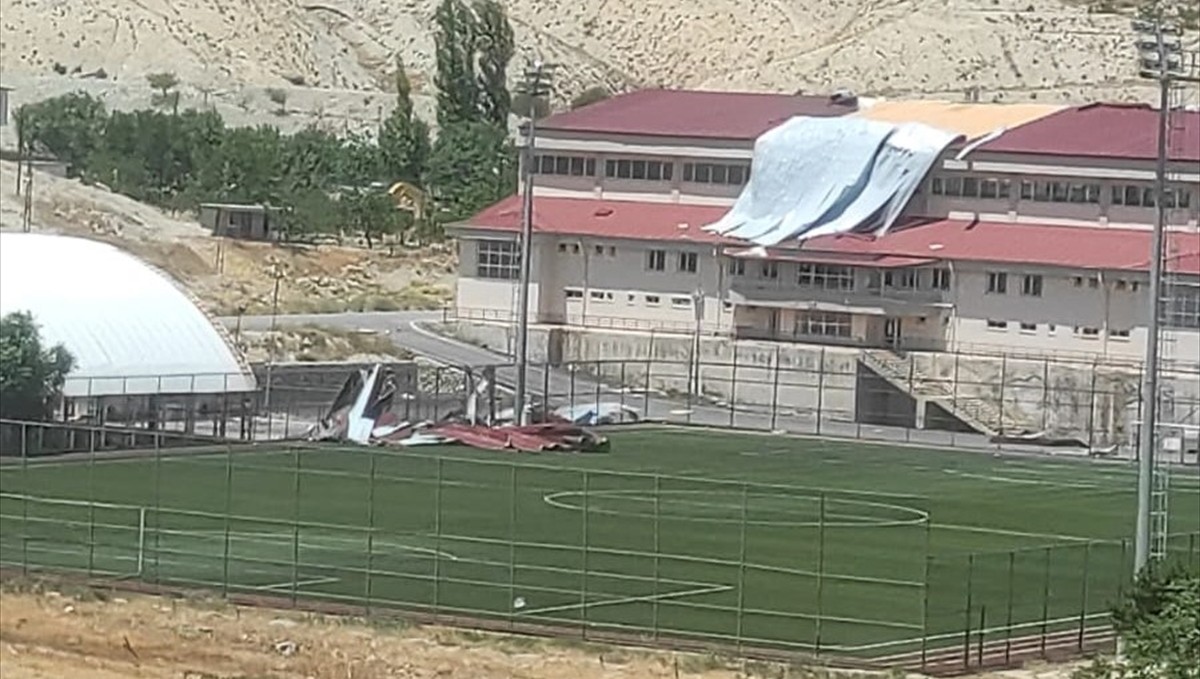 Malatya'da şiddetli rüzgar spor salonuna zarar verdi