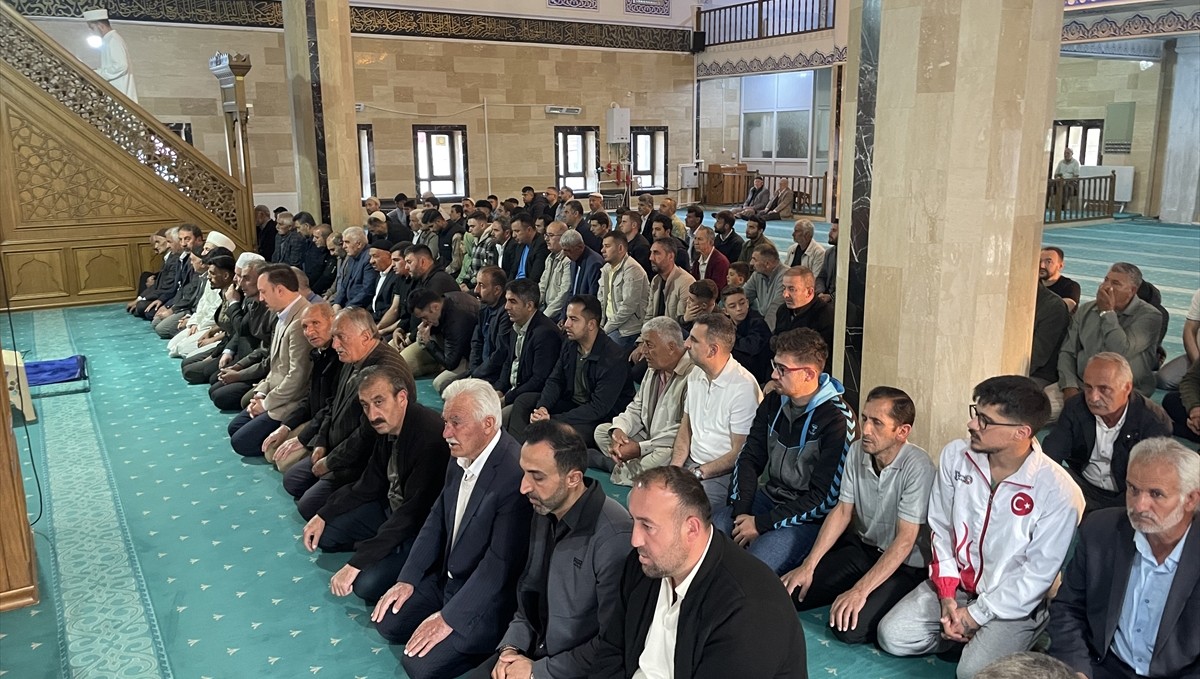 Malazgirt'te vatandaşlar bayram namazı için camilerde yoğunluk oluşturdu