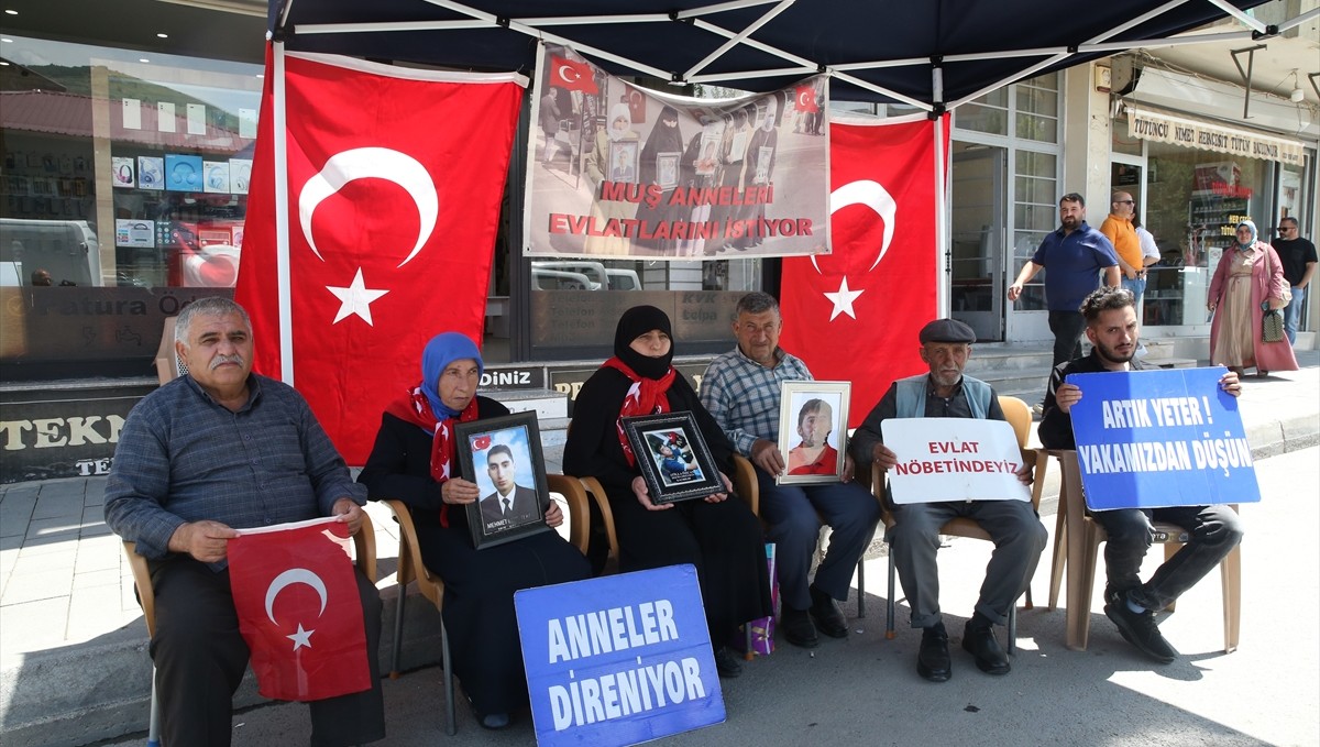 Muş'ta evlatlarına kavuşmak isteyen aileler DEM Parti önündeki eylemlerini sürdürdü