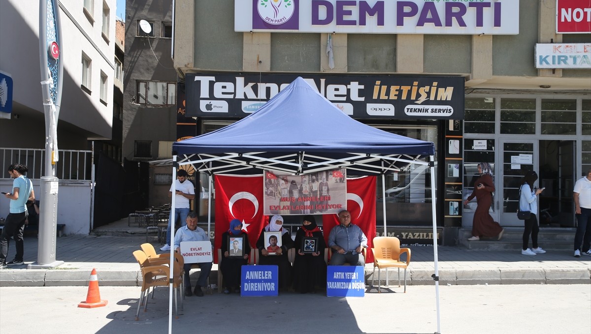 Muş'ta evlatlarına kavuşmak isteyen aileler, DEM Parti önündeki eylemlerini sürdürdü