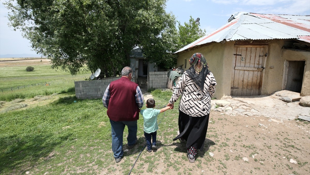 Muşlu çift, koruyucu aile olarak 30 yıl sonra evlat sevinci yaşadı