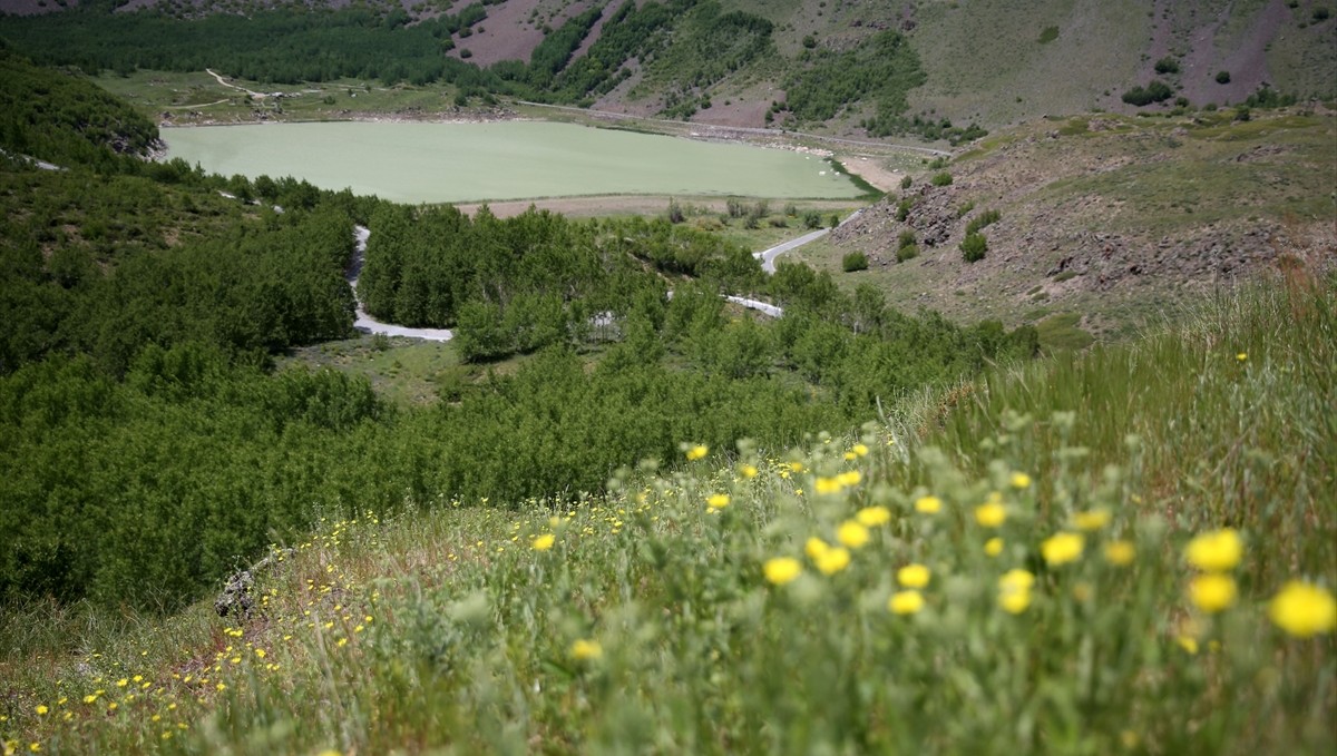 Nemrut Kalderası mavi ve yeşil renkli gölleriyle ziyaretçileri cezbediyor