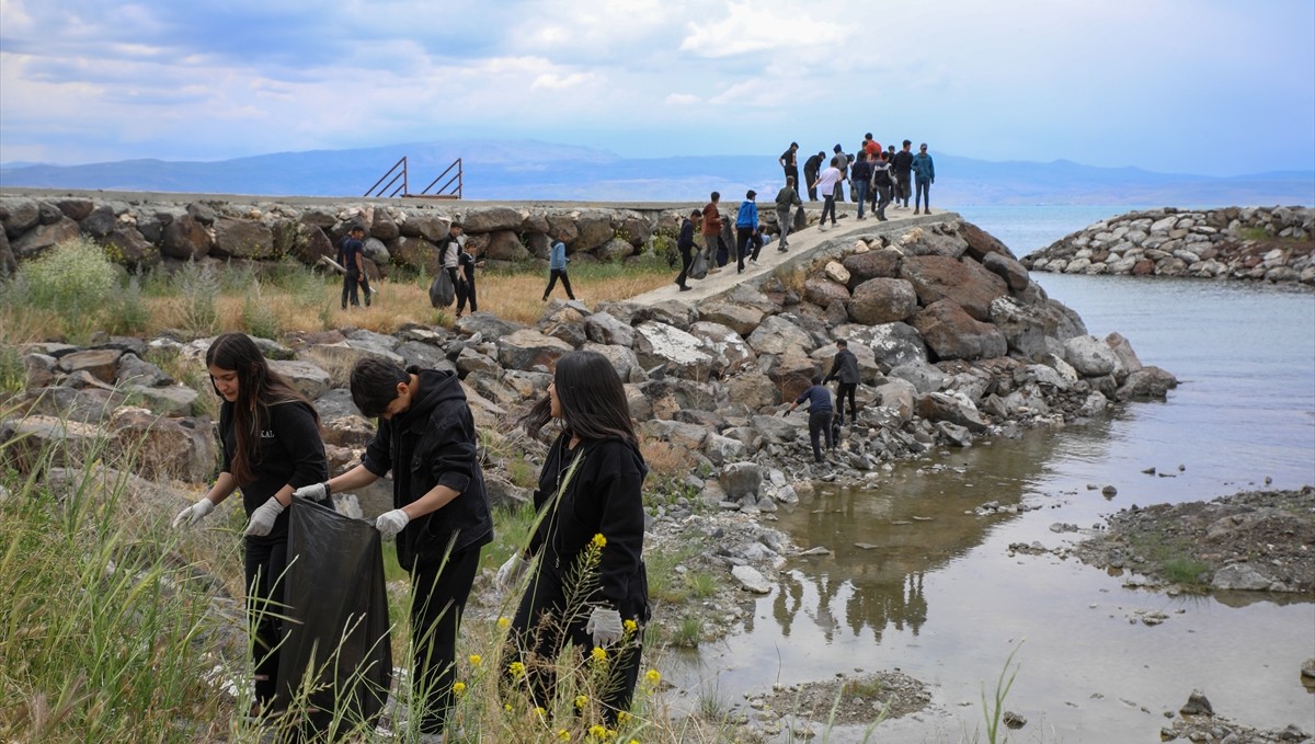 Öğrenciler Van Gölü sahilinde temizlik yaptı
