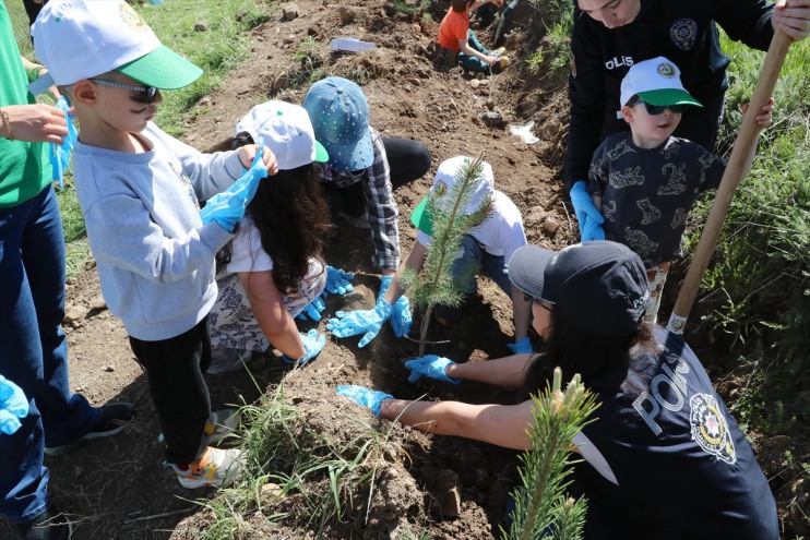 annesinin yerine polisler getirdi oğlunun adına ormanı hatıra oluşturulması vasiyetini Şehit 3
