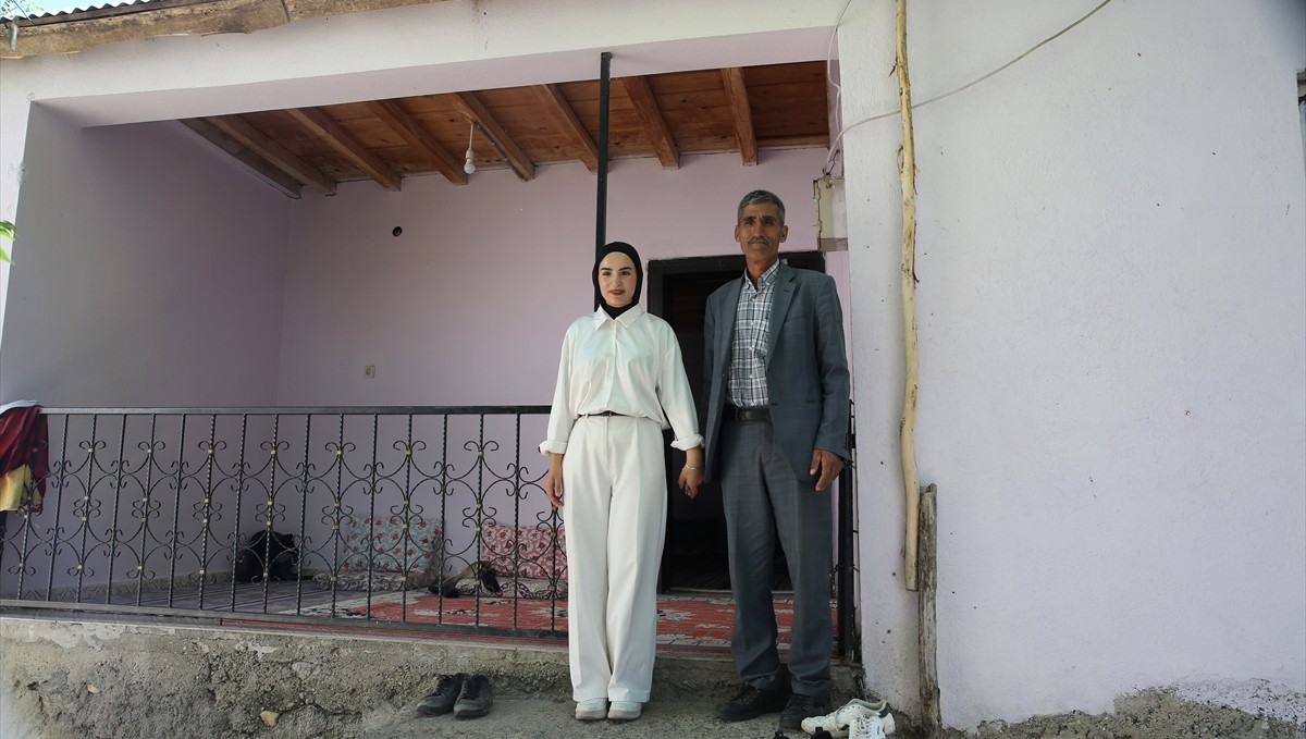 Sınav çıkışında kızını çiçekle karşıladı, sosyal medyada yılın babası ilan edildi