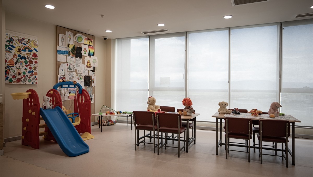 Trafikte kendisine hakaret eden kişiyle hastanede oyun alanı kurdurarak uzlaştı