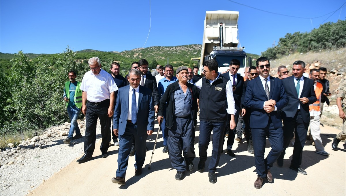 Tunceli'de bazı köy yolları sıcak asfaltla yenilenmeye başlandı