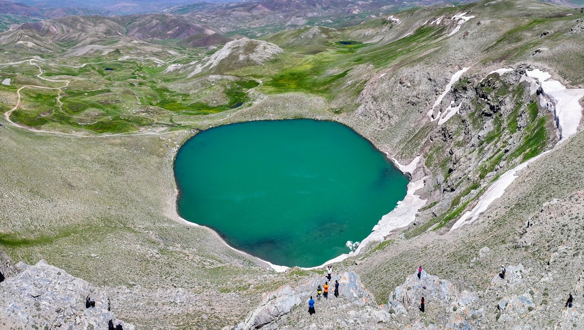 Van'da 3 bin 200 rakımdaki buzul gölü doğaseverleri ağırlıyor