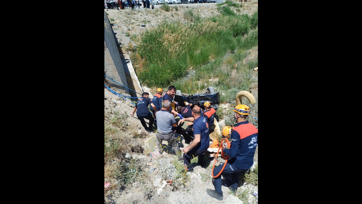 Van'da araçla çarpıştıktan sonra kanala düşen otomobildeki 5 kişi yaralandı
