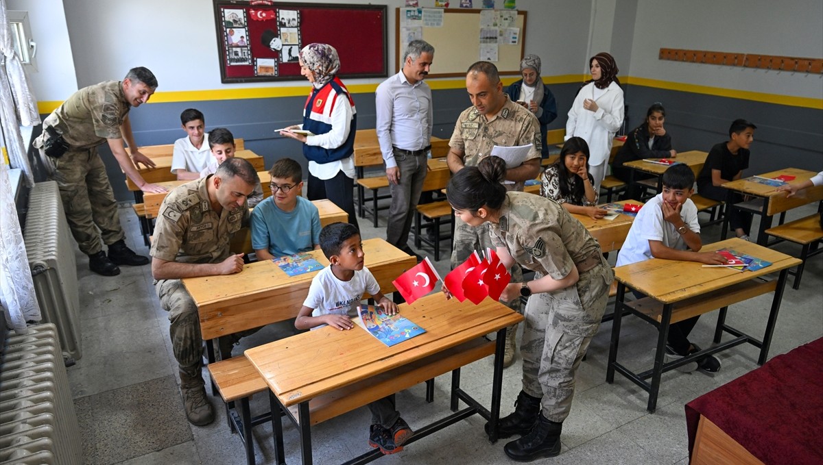 Van'da jandarma timleri 64 bin 124 öğrencinin gönlüne dokundu