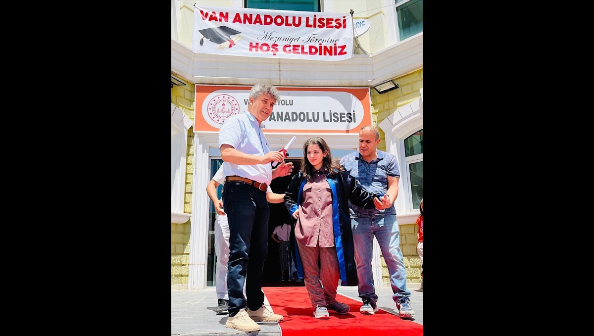 Van'da okulda başlatılan kampanyayla tedavisi yapılan serebral palsili öğrenci, mezuniyet heyecanı yaşadı