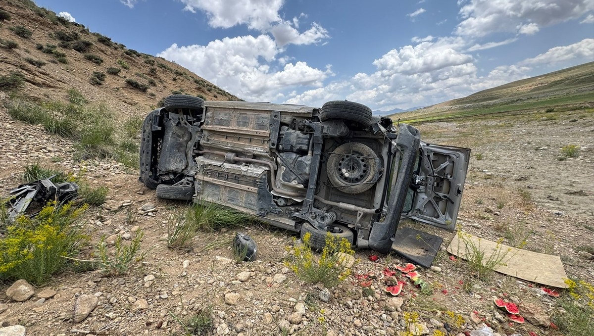 Van'da şarampole devrilen hafif ticari araçtaki 6 kişi yaralandı