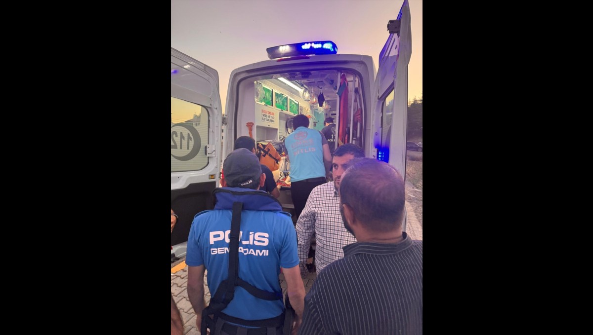 Van Gölü açıklarına sürüklenen genci polis kurtardı