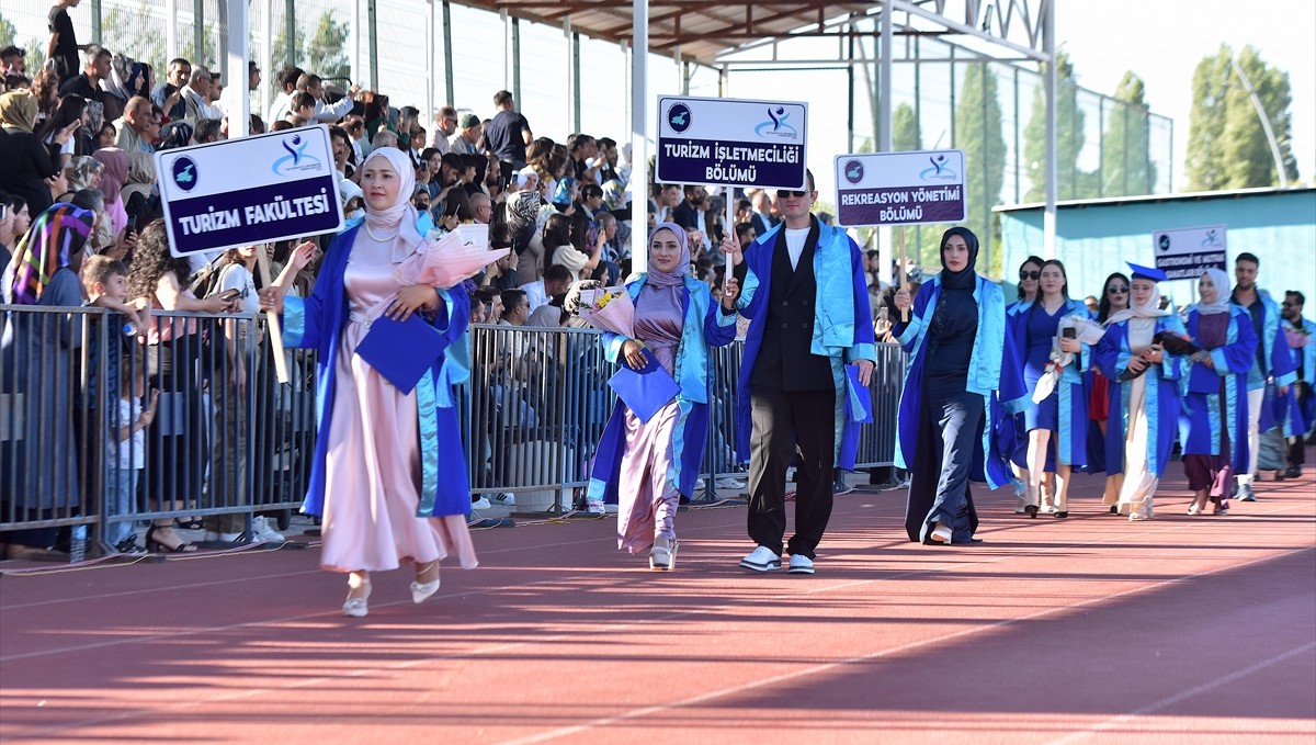 Van Yüzüncü Yıl Üniversitesinde yaklaşık 6 bin öğrenci mezuniyet sevinci yaşadı