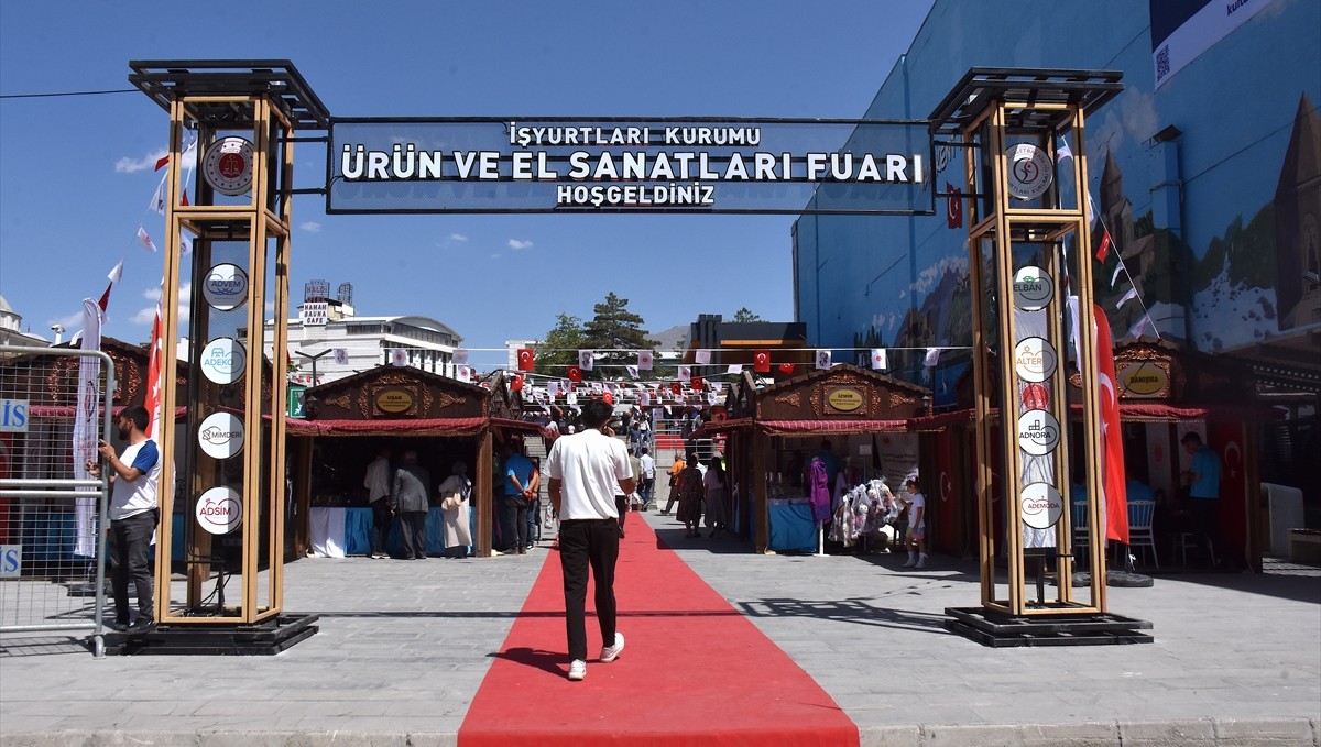 Van'da "İşyurtları Ürün ve El Sanatları Fuarı" devam ediyor
