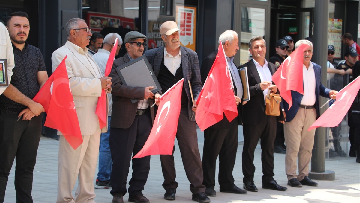 Vanlı aileler, DEM Parti İl Başkanlığı önündeki eylemlerini sürdürdü