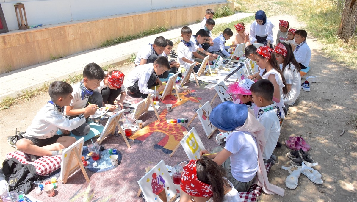 Vanlı ressam, doğup büyüdüğü kırsal mahallede öğrencileri sanatla buluşturdu