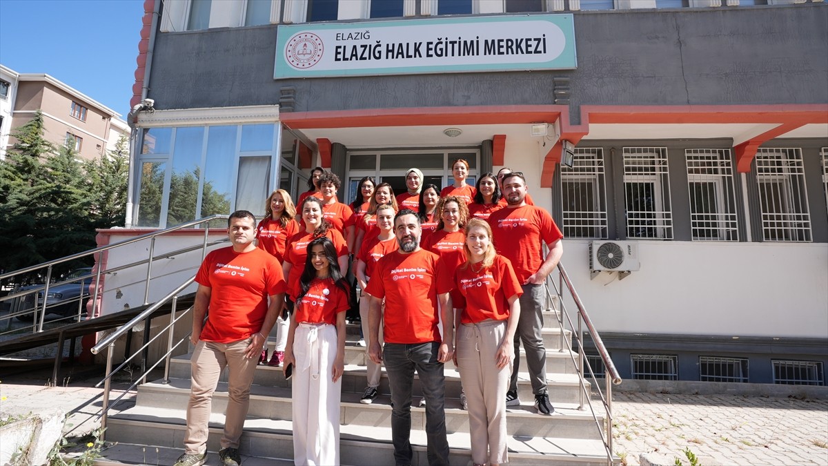 Vodafone Gönüllüleri'nden "Dijital Benim İşim" projesine destek