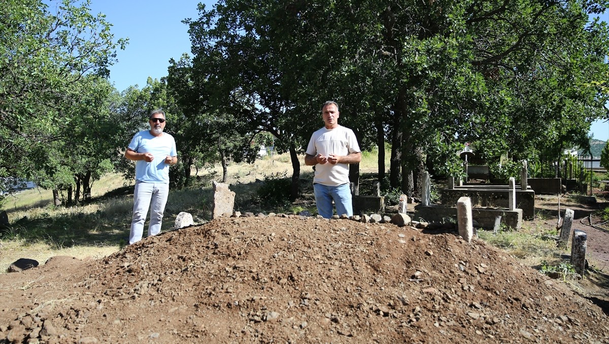 Ziyaret için geldiği memleketinde mezarını kazdıran kişi bir gün sonra vefat etti