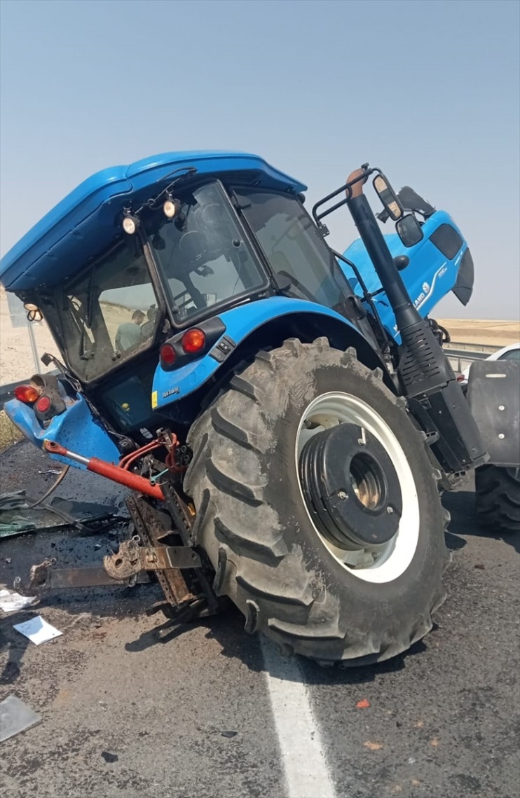 Ağrı'da otomobil ile traktörün çarpıştığı kazada 2 kişi yaralandı