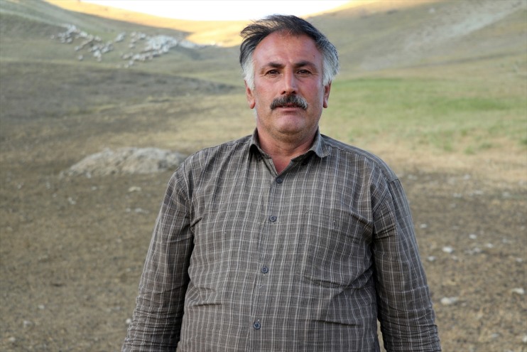 erkekler yapıyor sağımını koyunların yaylaları şenlendiren Ağrı