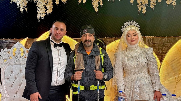 dağcı kıyafetiyle Ağrı düğüne Dağı