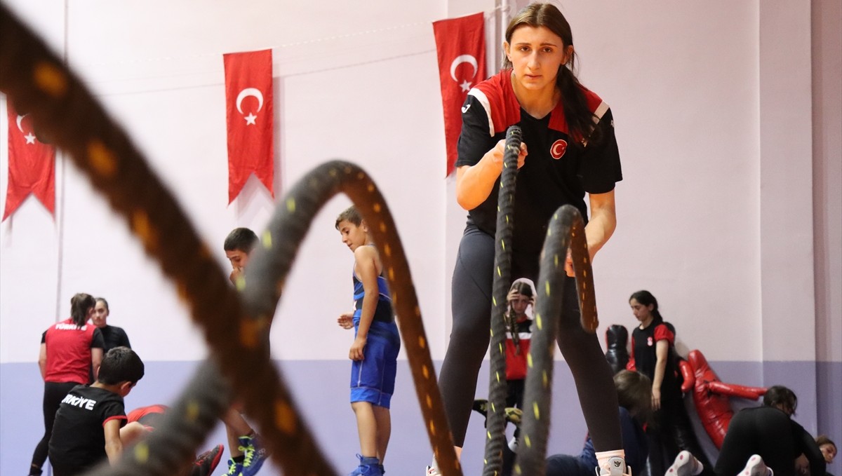 Ahıska Türkü güreşçi Elmira, Türkiye'yi olimpiyatlarda temsil etmek için yoğun çalışıyor