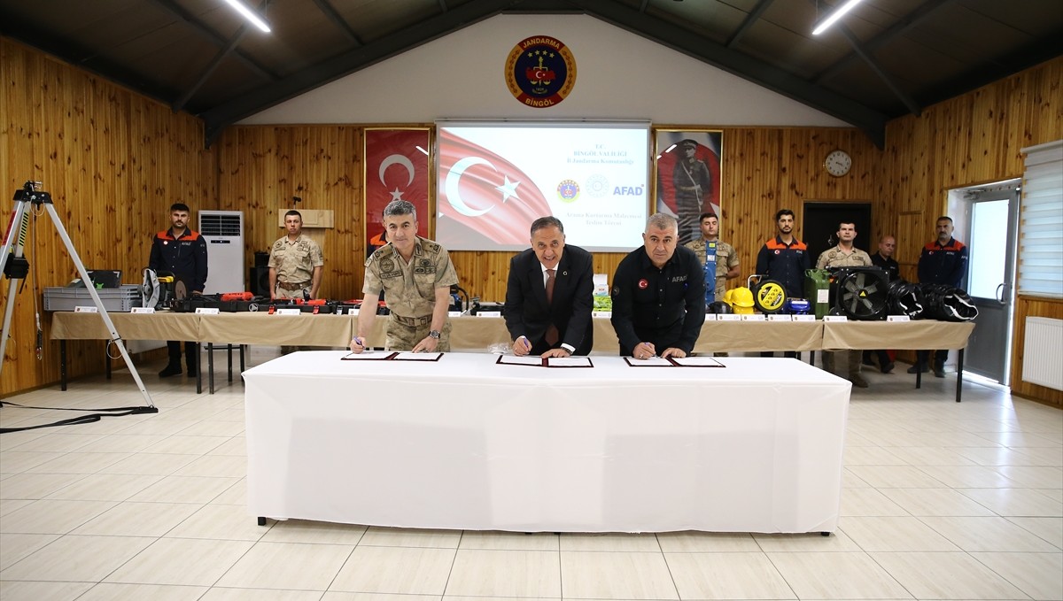 Bingöl'de jandarmaya arama kurtarma ekipmanı desteği