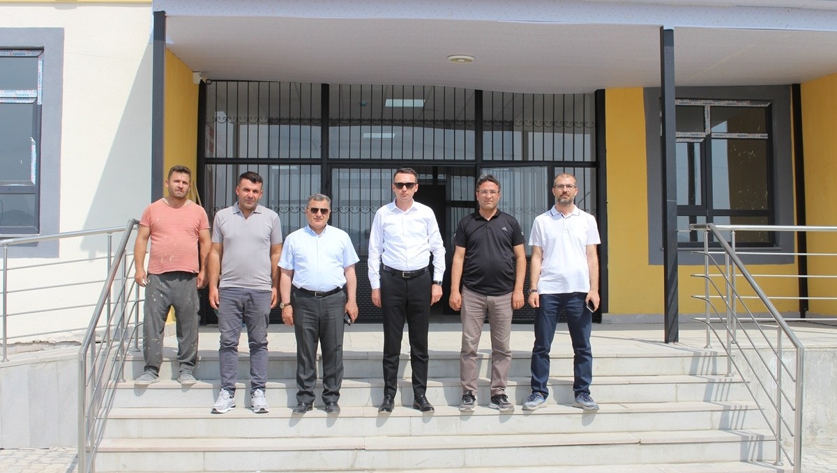 Çaldıran Kaymakamı Bakan, yapımı tamamlanan okulda incelemelerde bulundu