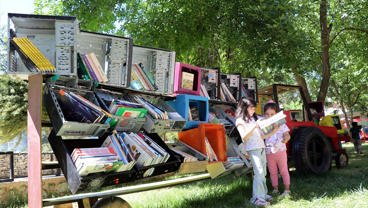 Çevre dostu hipodromdaki "Geri Dönüşüm Kütüphanesi"nde çocuklara kitap sevgisi aşılanıyor