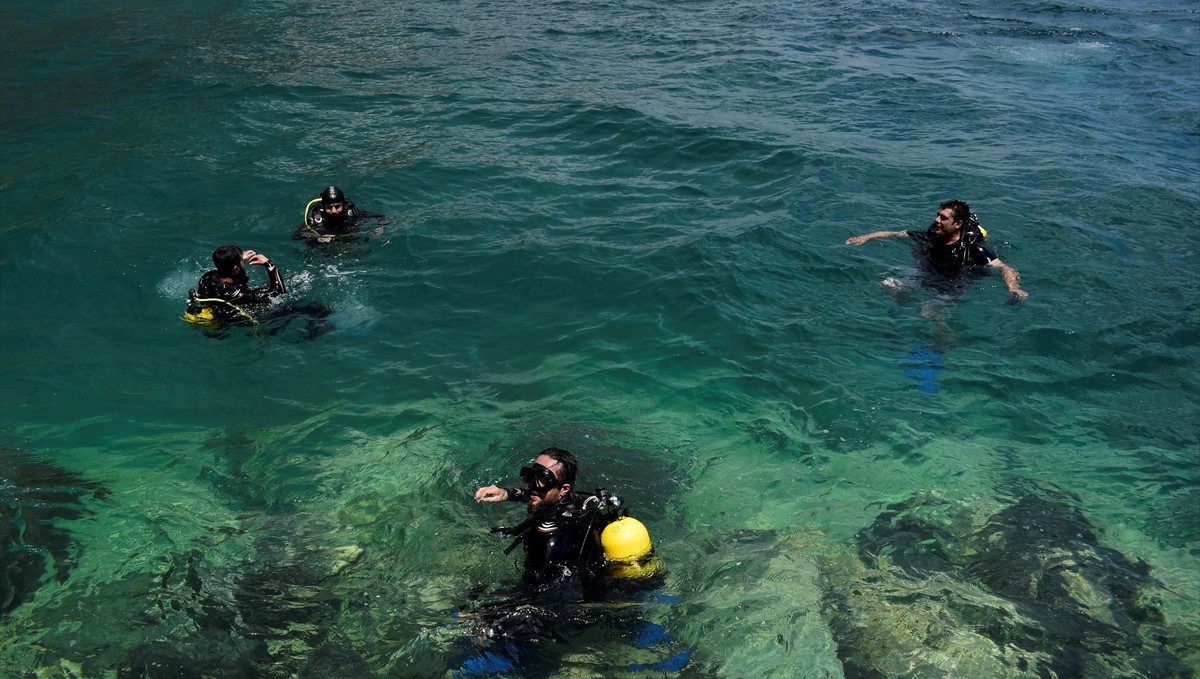 Dalış tutkunları Van Gölü'nün mavi sularında eğitim görüyor