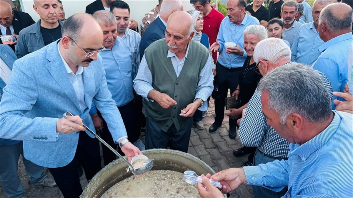 Doğanşehir'de imece usulüyle pişirilen aşure vatandaşlara dağıtıldı