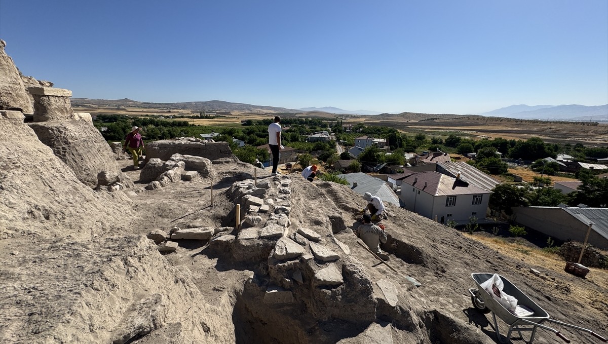 Elazığ'da arkeolojik kazılarda 6 bin yıllık tapınak alanı bulundu