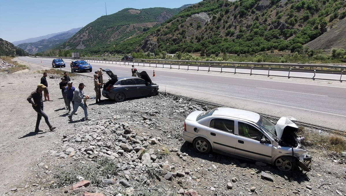 Erzincan'da park halindeki araca çarpan otomobildeki 1'i bebek 3 kişi yaralandı