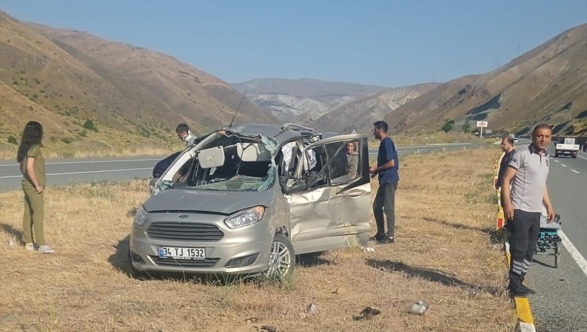 Erzincan'da takla atan hafif ticari araçtaki 7 kişi yaralandı